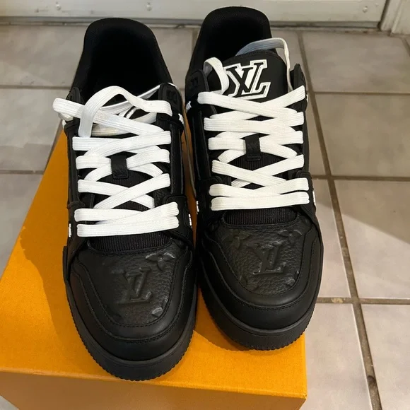 LOUIS VUITTON’S ARCH LIGHT SNEAKER 440N SIZE 10 BLACK, NEVER WORN